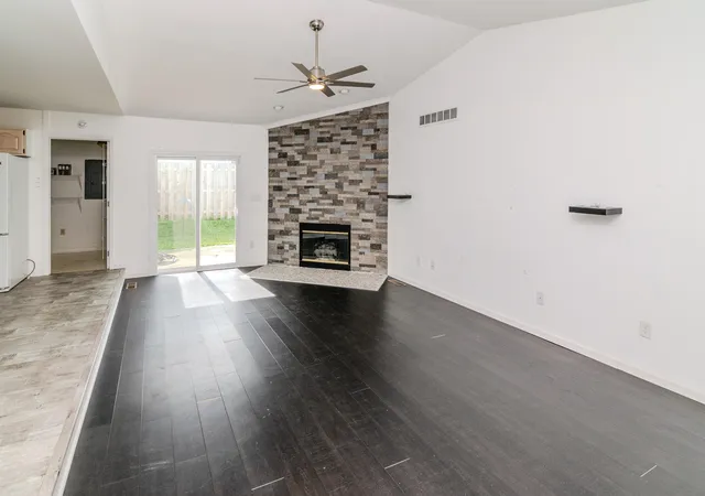Photo 3 of Sale Pending at 384 Stone Crk Dr, Lexington, KY 40503 | MLS# 26022341 | Listing updated on 2026-09-03