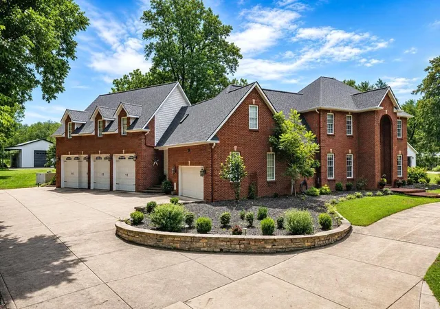 Photo 2 of Mansion for sale at 170 E Main St, Paris, KY 40361 | MLS# 26022319 | Listing updated on 2026-08-17