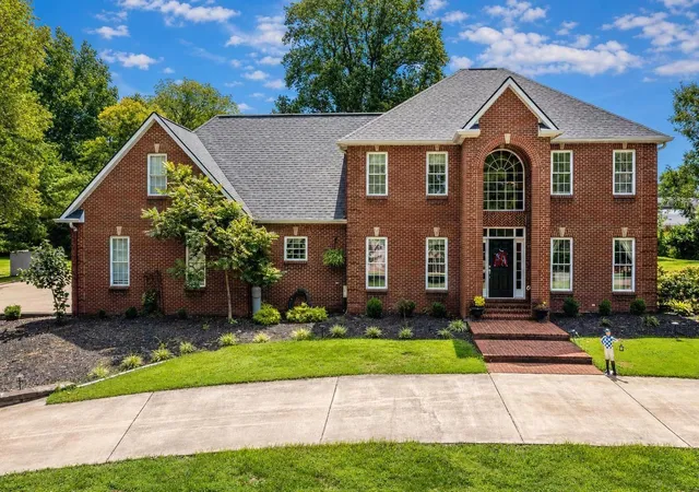 Photo 3 of Single family home for sale at 170 E Main St, Paris, KY 40361 | MLS# 26022319 | Listing updated on 2026-08-17