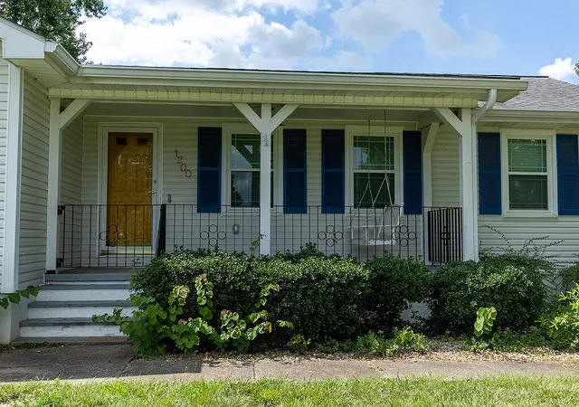 Photo 2 of Single family home for sale at 1200 Pin Oak Dr, Hopkinsville, KY 42240 | MLS# 26022282 | Listing updated on 2026-09-21