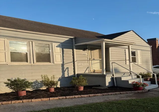 Photo 3 of Single family home for sale at 206 Moren Rd, London, KY 40741 | MLS# 26022288 | Listing updated on 2026-10-07