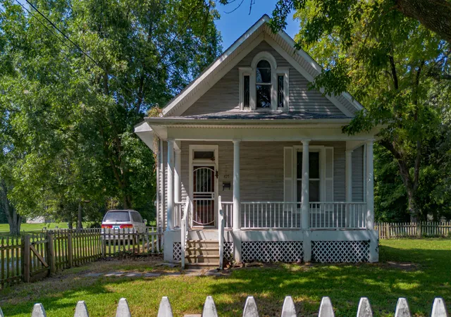 Photo 1 of Sale Pending at 825 S 28th St, Paducah, KY 42003 | MLS# 26023053 | Listing updated on 2026-09-08