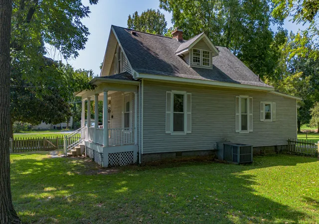 Photo 2 of Sale Pending at 825 S 28th St, Paducah, KY 42003 | MLS# 26023053 | Listing updated on 2026-09-08