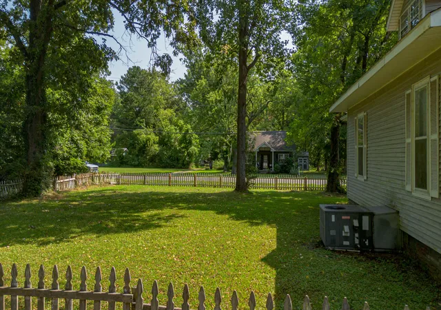 Photo 3 of Sale Pending at 825 S 28th St, Paducah, KY 42003 | MLS# 26023053 | Listing updated on 2026-09-08