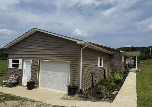 Photo 3 of Sale Pending at 9529 Grandview Lake Rd, Ashland, KY 41102 | MLS# 26022320 | Listing updated on 2026-09-09
