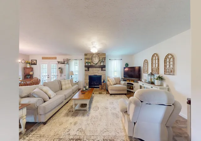 Photo 3 of Sale Pending at 9529 Grandview Lake Rd, Ashland, KY 41102 | MLS# 26022320 | Listing updated on 2026-10-13
