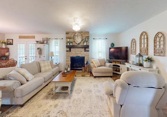 Photo 4 of Sale Pending at 9529 Grandview Lake Rd, Ashland, KY 41102 | MLS# 26022320 | Listing updated on 2026-10-13