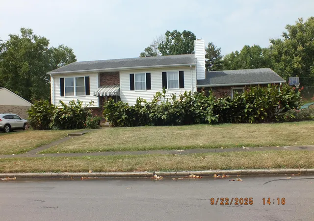 Photo 2 of Single family home for sale at 586 Buckingham Ln, Lexington, KY 40503 | MLS# 26022330 | Listing updated on 2026-09-09