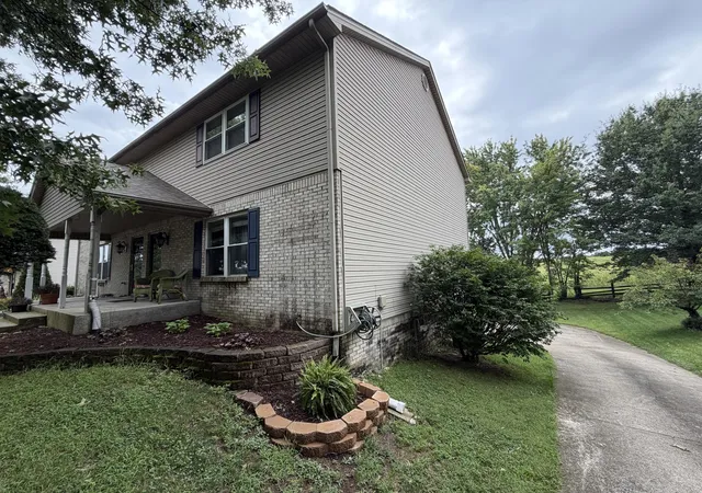 Photo 2 of Single family home for sale at 127 Bay Hl Dr, Winchester, KY 40391 | MLS# 26022409 | Listing updated on 2026-08-19