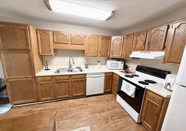 Listing Photo 4 - Condo for sale in building located at 1418 Michelle Dr, Murray, KY 42071
