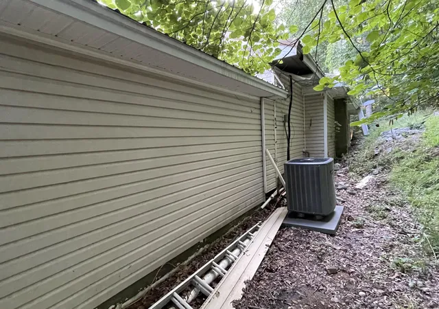 Photo 3 of Single family home for sale at 1205 Rockcastle Lakeshore Dr, Cadiz, KY 42211 | MLS# 26022372 | Listing updated on 2026-08-18