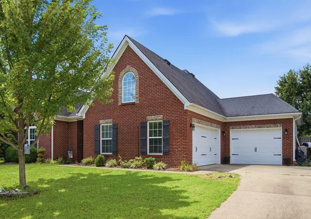 Photo 2 of Single family home for sale at 325 Gleneagles Way, Versailles, KY 40383 | MLS# 26022486 | Listing updated on 2026-08-25