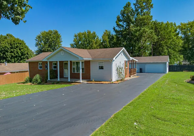 Photo 1 of Single family home for sale at 204 Summit Dr, Marion, KY 42064 | MLS# 26023612 | Listing updated on 2026-08-29