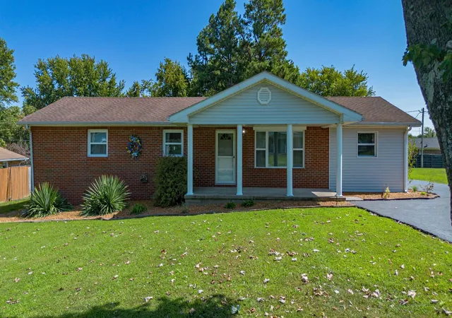 Photo 2 of Single family home for sale at 204 Summit Dr, Marion, KY 42064 | MLS# 26023612 | Listing updated on 2026-08-29