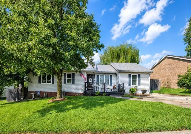 Photo 3 of Sale Pending at 208 Castle Blvd, Paris, KY 40361 | MLS# 26022436 | Listing updated on 2026-08-28