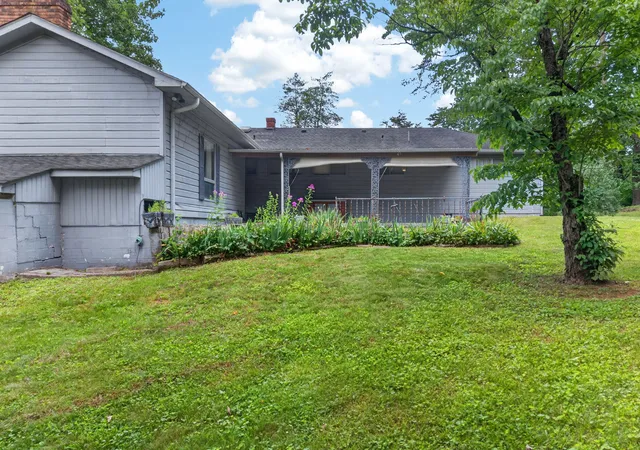 Photo 3 of Single family home for sale at 120 Pineview Dr, Albany, KY 42602 | MLS# 26022459 | Listing updated on 2026-08-24