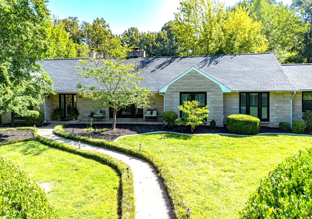 Photo 2 of Single family home for sale at 200 Valley Rd, Paducah, KY 42001 | MLS# 26023014 | Listing updated on 2026-08-31