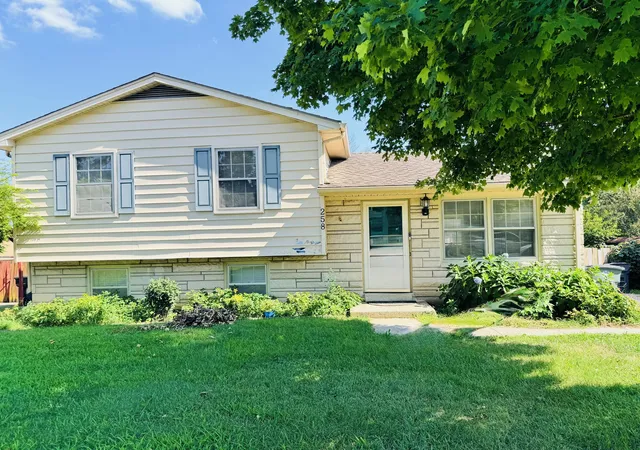 Photo 2 of Single family home for sale at 258 S Eagle Creek Dr, Lexington, KY 40515 | MLS# 26022577 | Listing updated on 2026-10-13