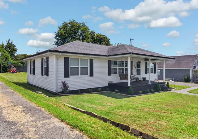 Photo 3 of Single family home for sale at 418 Woodland St, Burkesville, KY 42717 | MLS# 26022526 | Listing updated on 2026-09-29