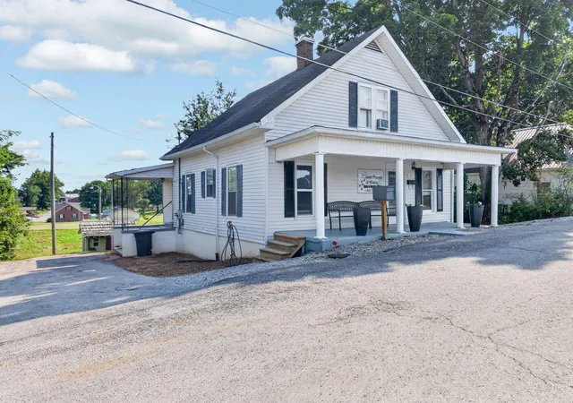 Photo 1 of Single family home for sale at 111 Maple St, Albany, KY 42602 | MLS# 26022534 | Listing updated on 2026-08-19