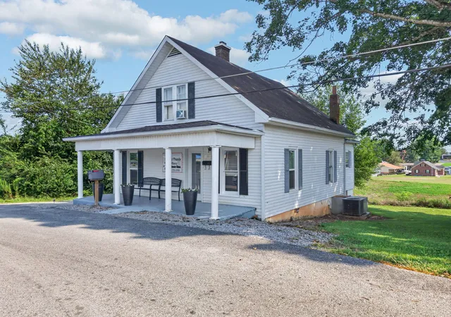 Photo 3 of Single family home for sale at 111 Maple St, Albany, KY 42602 | MLS# 26022534 | Listing updated on 2026-08-19