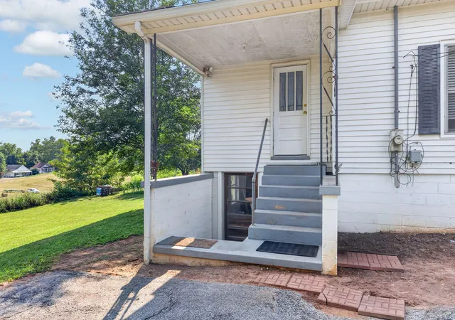 Photo 3 of Single family home for sale at 111 Maple St, Albany, KY 42602 | MLS# 26022534 | Listing updated on 2026-08-19