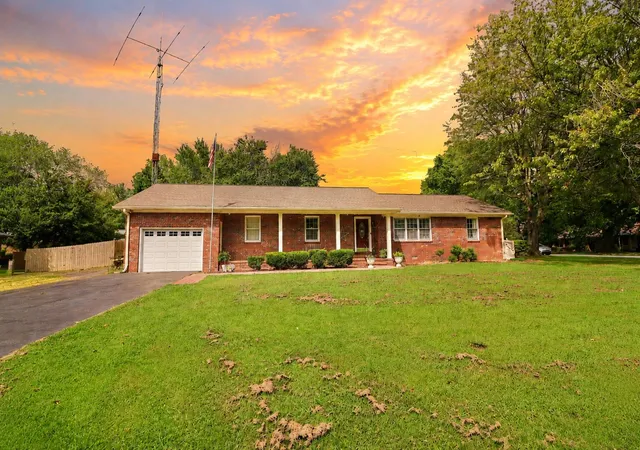 Photo 2 of Single family home for sale at 1900 Gatesborough Cir, Murray, KY 42071 | MLS# 26022726 | Listing updated on 2026-09-14
