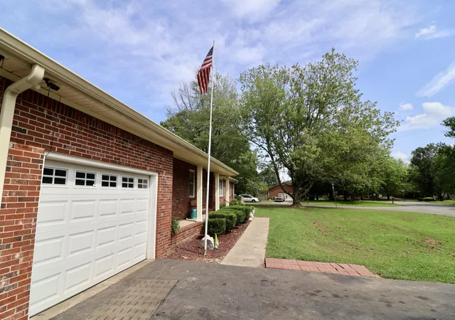 Photo 3 of Single family home for sale at 1900 Gatesborough Cir, Murray, KY 42071 | MLS# 26022726 | Listing updated on 2026-09-14