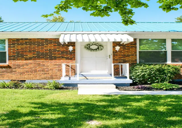 Photo 2 of Single family home for sale at 1901 Lovers Ln, Paris, KY 40361 | MLS# 26022641 | Listing updated on 2026-09-21