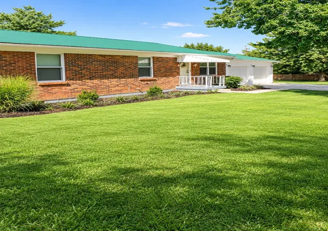 Photo 3 of Single family home for sale at 1901 Lovers Ln, Paris, KY 40361 | MLS# 26022641 | Listing updated on 2026-09-21
