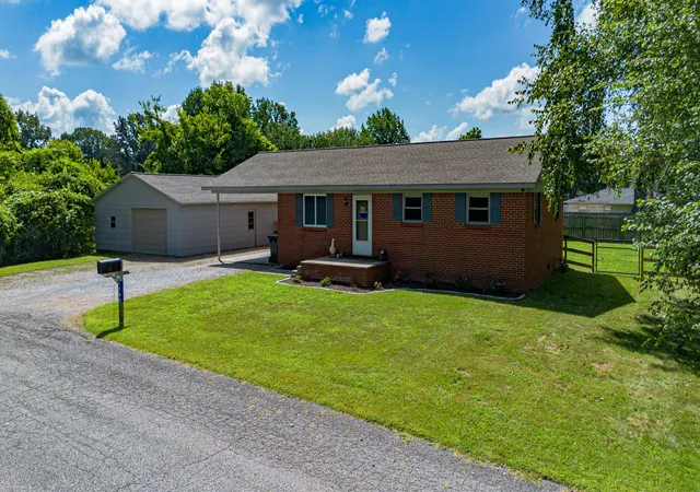 Photo 2 of Sale Pending at 1750 Lambert Dr, Paducah, KY 42003 | MLS# 26022965 | Listing updated on 2026-09-15