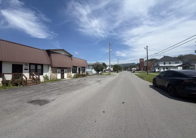 Photo 2 of Multi family home for sale at 312 W Chester Ave, Middlesboro, KY 40965 | MLS# 26022575 | Listing updated on 2026-08-19