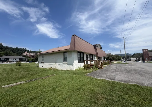 Photo 3 of Multi family home for sale at 312 W Chester Ave, Middlesboro, KY 40965 | MLS# 26022575 | Listing updated on 2026-08-19