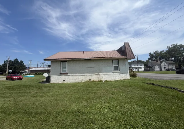 Photo 3 of House for sale at 312 W Chester Ave, Middlesboro, KY 40965 | MLS# 26022575 | Listing updated on 2026-08-19