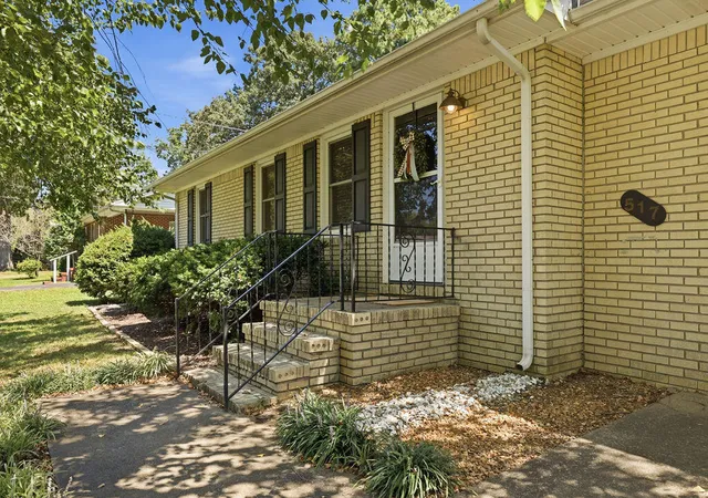Photo 3 of Single family home for sale at 517 Shady Ln, Murray, KY 42071 | MLS# 26022699 | Listing updated on 2026-09-12