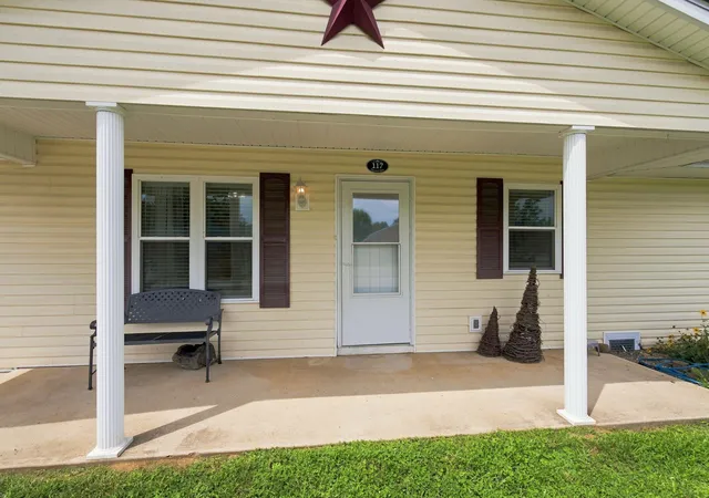 Photo 3 of Sale Pending at 117 S Leawood Dr, Cynthiana, KY 41031 | MLS# 26022686 | Listing updated on 2026-08-28