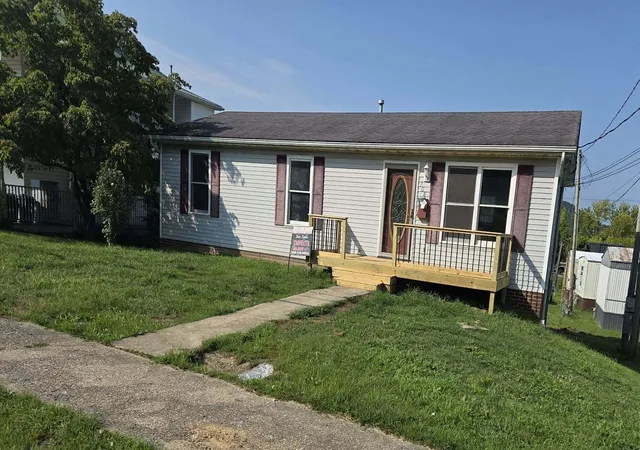 Photo 1 of Single family home for sale at 708 Broadway St, Irvine, KY 40336 | MLS# 26022626 | Listing updated on 2026-09-07