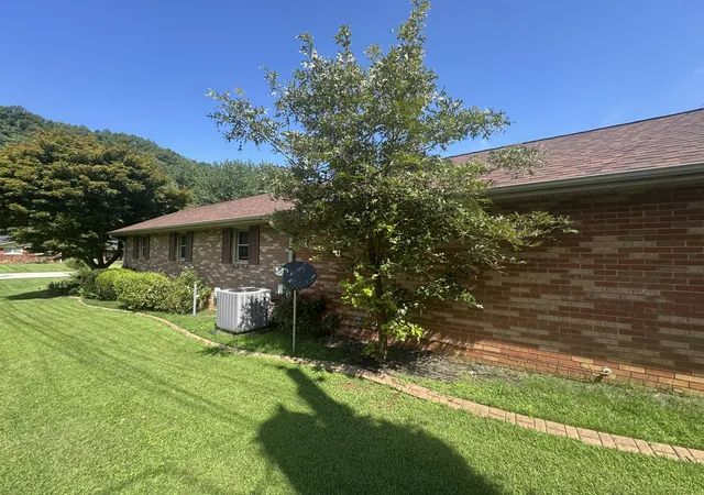 Photo 4 of Single family home for sale at 748 Lakeside Dr, Jackson, KY 41339 | MLS# 26022666 | Listing updated on 2026-09-21