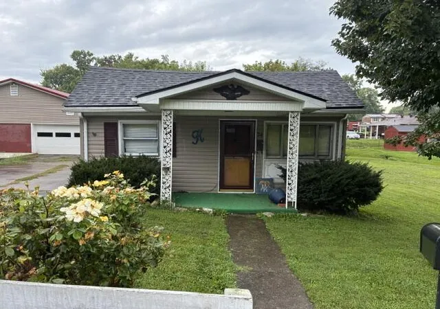 Photo 1 of Single family home for sale at 24 Spring St, Winchester, KY 40391 | MLS# 26022678 | Listing updated on 2026-08-20