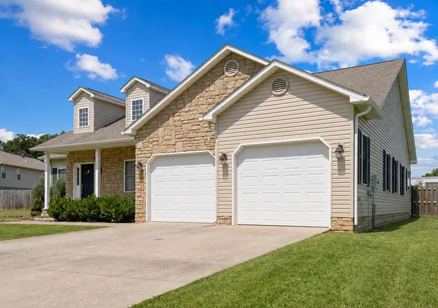 Photo 3 of Sale Pending at 82 Shadowbrook Dr, London, KY 40741 | MLS# 26023129 | Listing updated on 2026-09-10