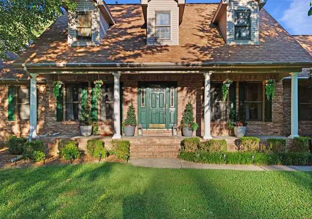 Photo 2 of Single family home for sale at 330 Stonecreek Pl, Paducah, KY 42003 | MLS# 26022704 | Listing updated on 2026-09-12