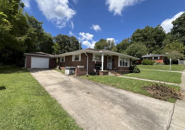 Photo 2 of Single family home for sale at 1500 S Elm St, Corbin, KY 40701 | MLS# 26022981 | Listing updated on 2026-10-03