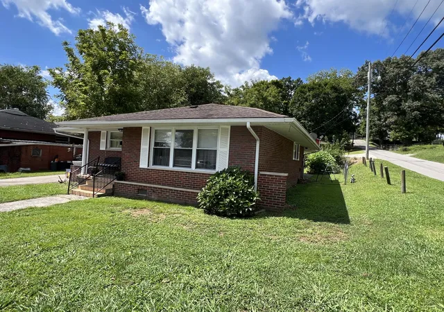 Photo 3 of Single family home for sale at 1500 S Elm St, Corbin, KY 40701 | MLS# 26022981 | Listing updated on 2026-10-09