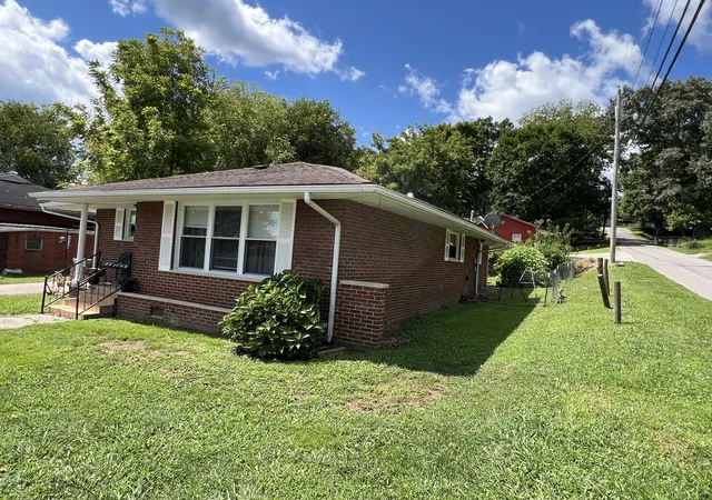 Photo 4 of Single family home for sale at 1500 S Elm St, Corbin, KY 40701 | MLS# 26022981 | Listing updated on 2026-10-09