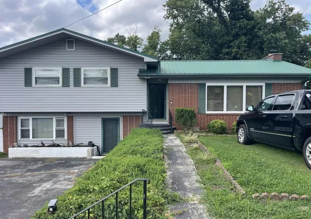 Photo 1 of Single family home for sale at 1102 W Chester Ave, Middlesboro, KY 40965 | MLS# 26022803 | Listing updated on 2026-08-22