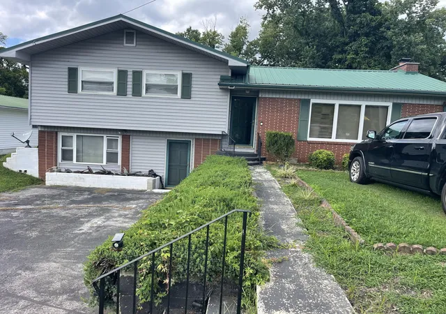 Photo 3 of Single family home for sale at 1102 W Chester Ave, Middlesboro, KY 40965 | MLS# 26022803 | Listing updated on 2026-08-22