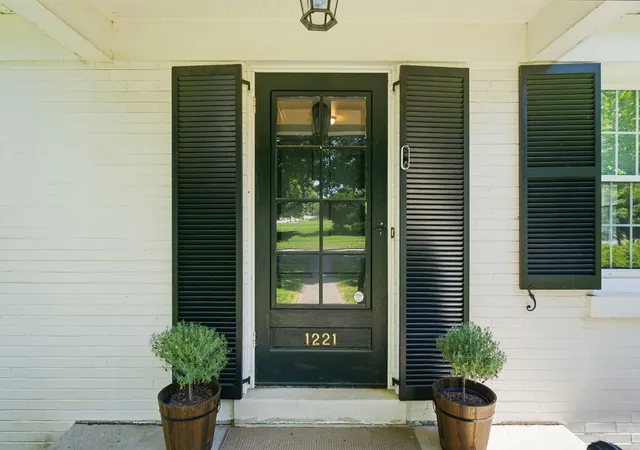 Photo 3 of Single family home for sale at 1221 Providence Ln, Lexington, KY 40502 | MLS# 26022794 | Listing updated on 2026-10-14