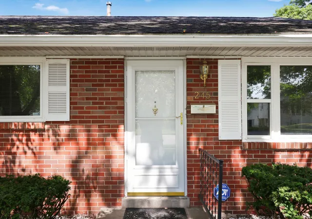 Photo 3 of Single family home for sale at 245 Vanderbilt Dr, Lexington, KY 40517 | MLS# 26022859 | Listing updated on 2026-10-02