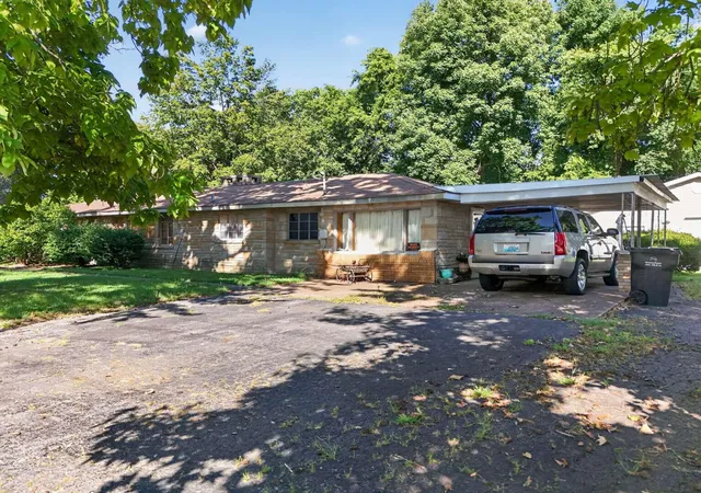 Photo 1 of Sale Pending at 920 Yarbro Ln, Paducah, KY 42003 | MLS# 26023038 | Listing updated on 2026-09-10