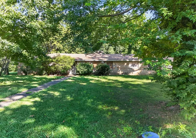 Photo 2 of Sale Pending at 920 Yarbro Ln, Paducah, KY 42003 | MLS# 26023038 | Listing updated on 2026-09-10